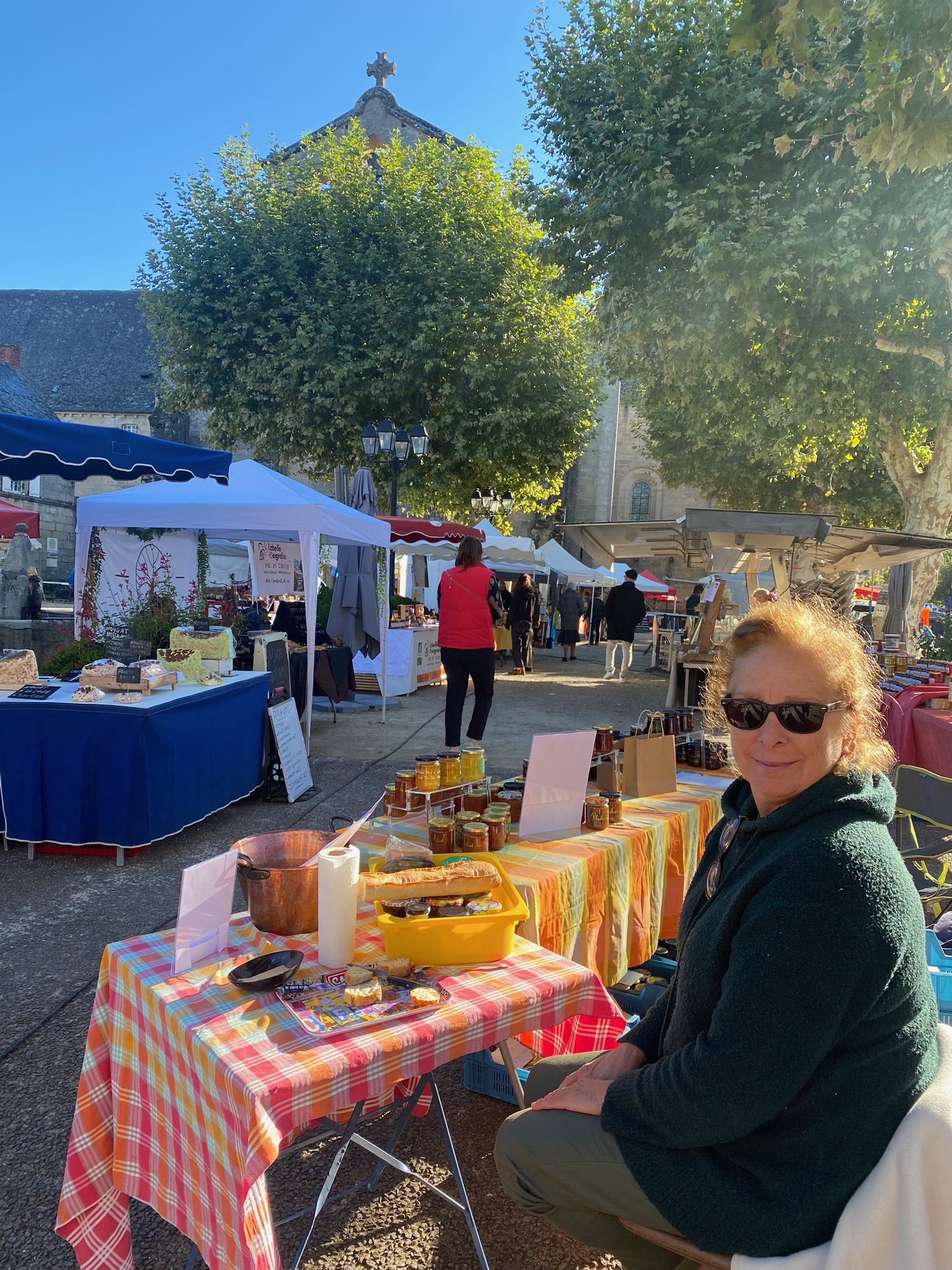 Stand de confitures artisanales au marché d'Aubazine